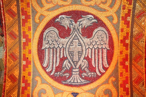 Serbian vaakunassa on kaksipäinen kotka, Bysantin valtakunnan Palaiologos-suvun tunnus.